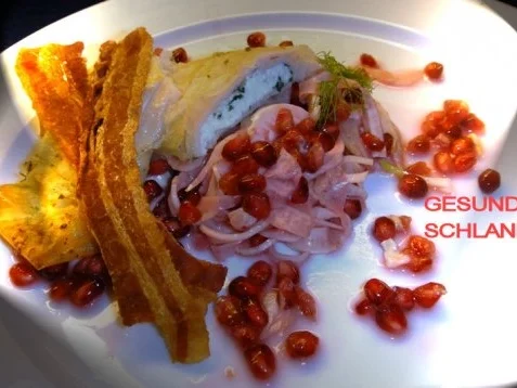 Kraeuter-Mager-Frischkaese in Brick auf Granatapfel-Fenchelsalat und Speck-Croutons - Rezept - Bild Nr. 7