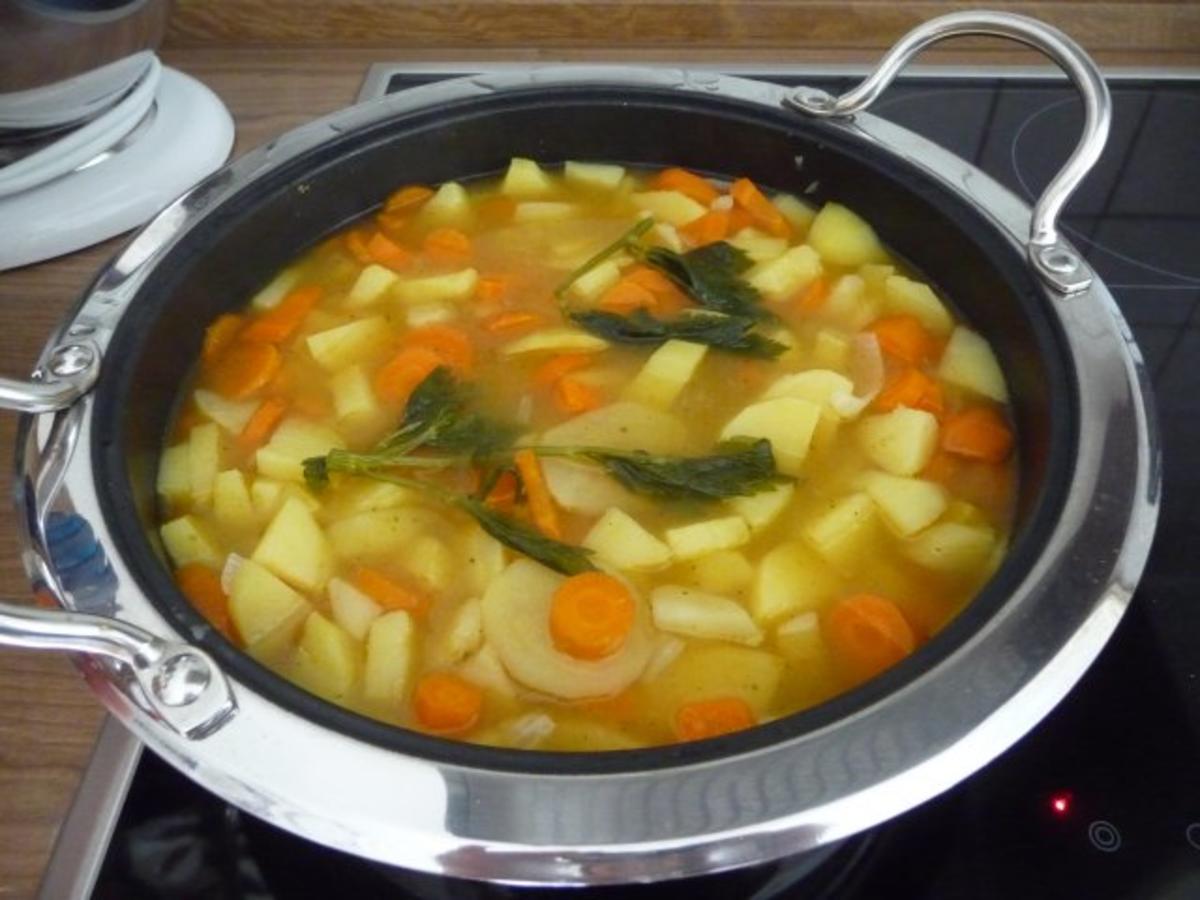 Suppen & Eintöpfe : Schnelle Kartoffelsuppe mit Geflügelwürstchen - Rezept - Bild Nr. 7