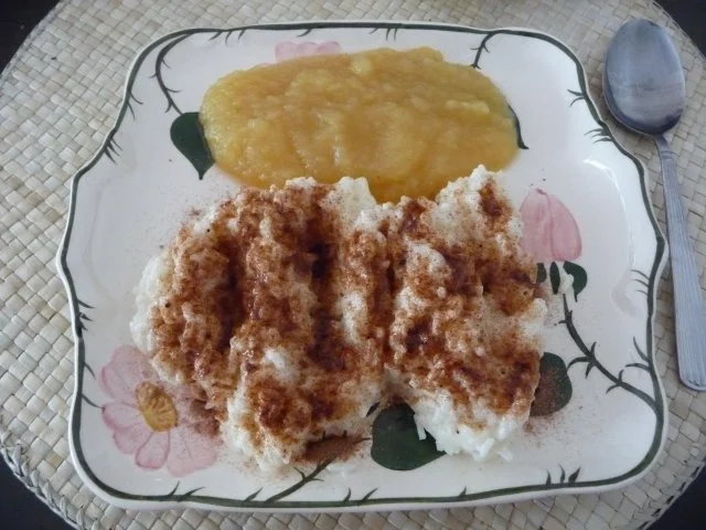 Rezept: Süße Mahlzeiten : Milchreis mit Schoko - Zimt und Zucker und Apfelmus Süße Mahlzeiten : Milchreis mit Schoko - Zimt und Zucker und Apfelmus - Rezept