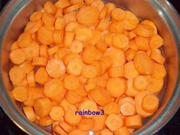 Kochen: Würstchen in scharfer roter Möhrensauce - Rezept - Bild Nr. 2