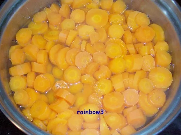 Kochen: Würstchen in scharfer roter Möhrensauce - Rezept - Bild Nr. 3