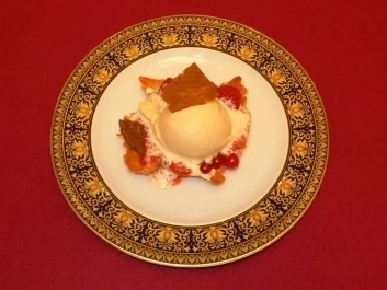 Zimteis mit Waldbeeren im Kuckucksnest - Rezept