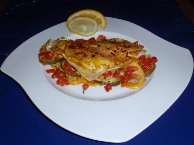 Schollenfilets mit Senf-Käse-Haube auf Zucchini-Tomaten-Gemüse - Rezept