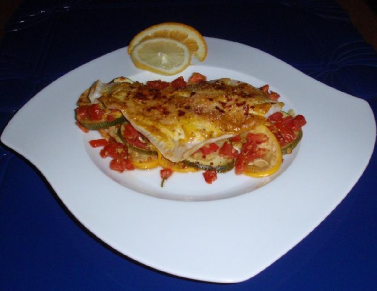 Schollenfilets mit Senf-Käse-Haube auf Zucchini-Tomaten-Gemüse - Rezept ...