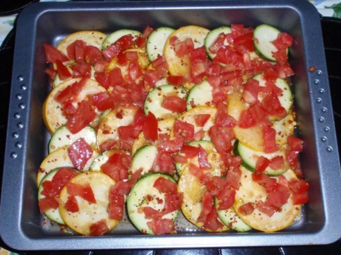 Schollenfilets mit Senf-Käse-Haube auf Zucchini-Tomaten-Gemüse - Rezept ...