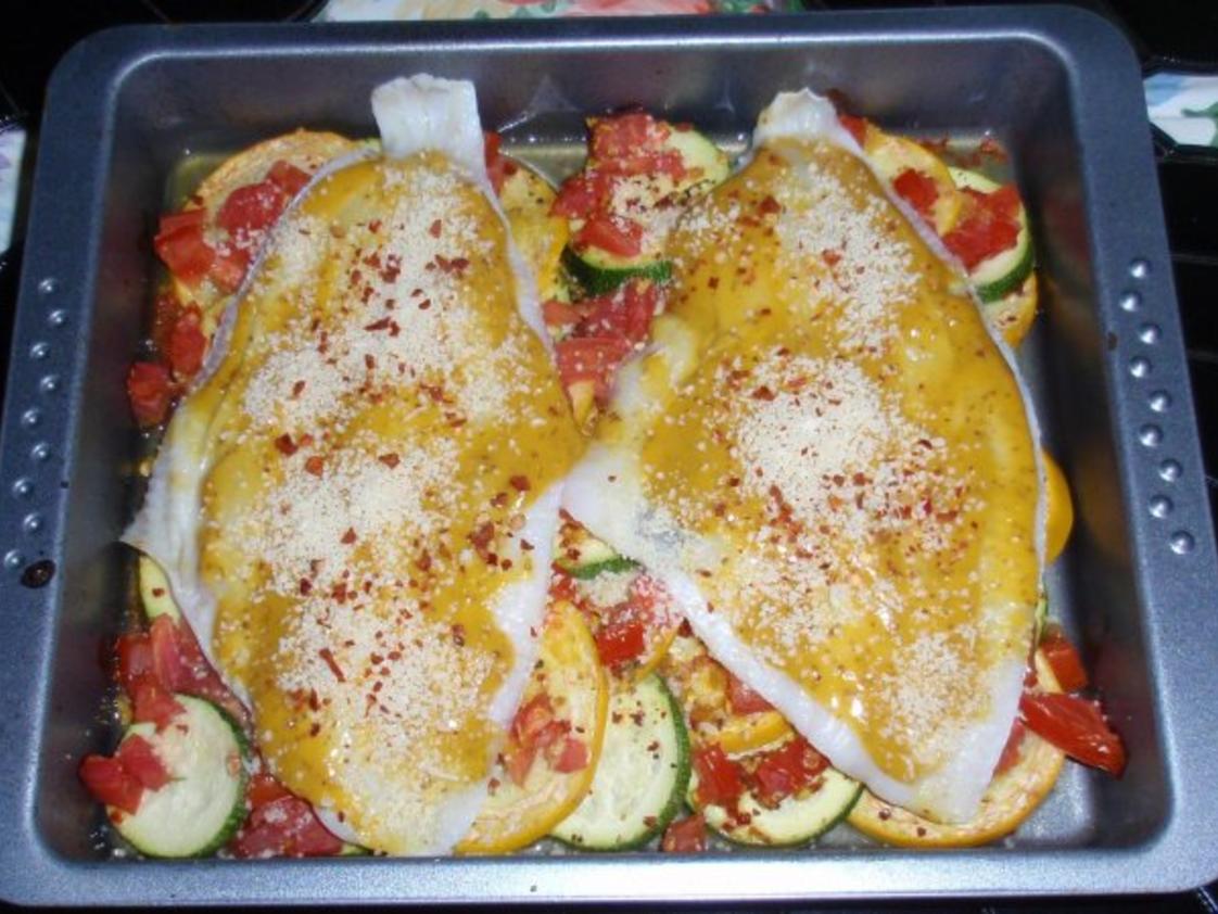 Schollenfilets mit Senf-Käse-Haube auf Zucchini-Tomaten-Gemüse - Rezept ...