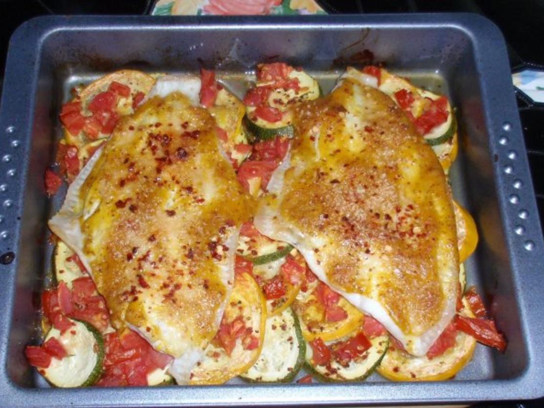 Schollenfilets mit Senf Käse Haube auf Zucchini Tomaten Gemüse ...