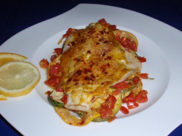 Schollenfilets mit Senf Käse Haube auf Zucchini Tomaten Gemüse ...