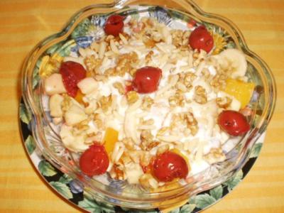 Rezept: Obst mit Dickmilch und Nüssen Obst mit Dickmilch und Nüssen - Rezept