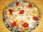 Obst mit Dickmilch und Nüssen - Rezept