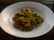 Warmer Kartoffelsalat mit Tomatenvinaigrette,Pfifferlingen und Nürnberger Würstchen - Rezept