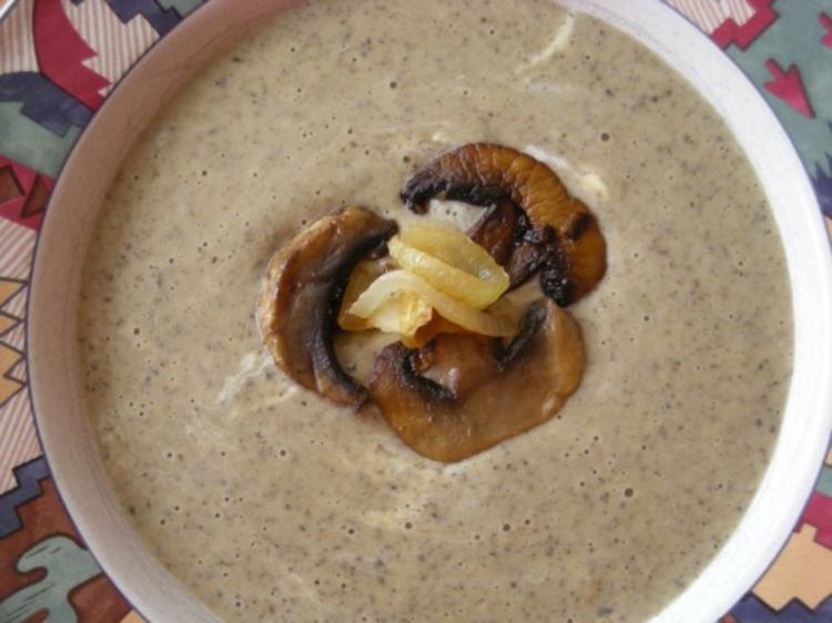 Championcremesuppe mit Kartoffeln und Gemüsebrühe - Rezept mit Bild ...