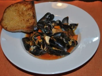 Rezept: Miesmuscheln in Tomatensud Miesmuscheln in Tomatensud - Rezept