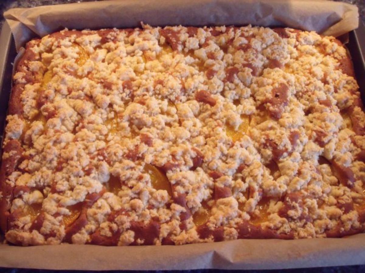 Bilder für Eierlikör-Streusel-Obstkuchen - Rezept