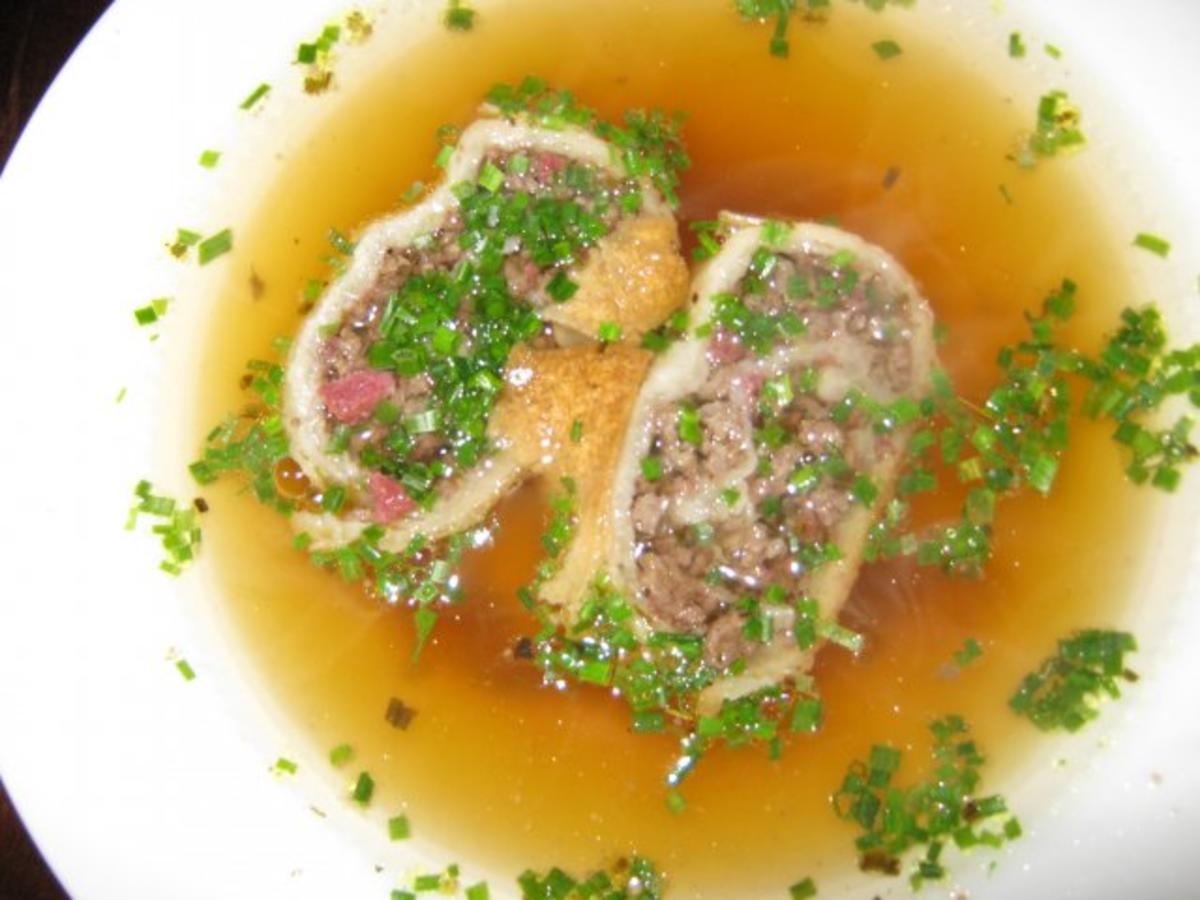 Bilder für Fleischstrudelsuppe die Zahl der Portionen ist abhängig ob man ihn als Suppeneinlage oder Hauptgericht serviert - Rezept