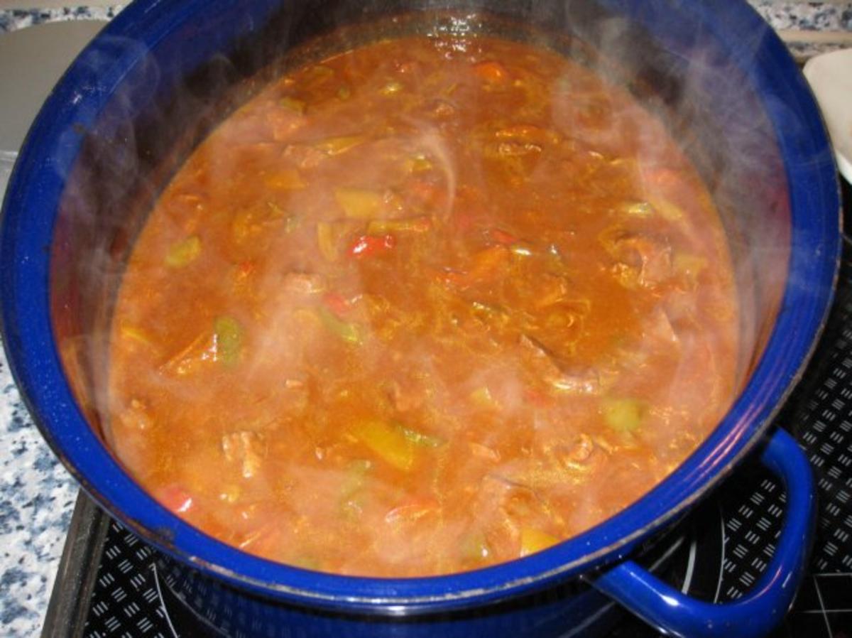 Rinder-Paprika-Gulasch mit Nudeln - Rezept