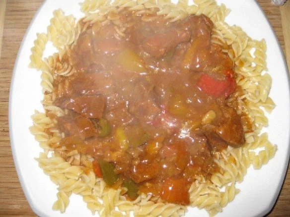 Rezept: Rinder-Paprika-Gulasch mit Nudeln Bild Nr. 3 Rinder-Paprika-Gulasch mit Nudeln - Rezept - Bild Nr. 3