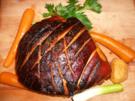 Schinkenkrustenbraten in Apfel, Orange und Honigsoße. Mit kleiner Gemüsebeilage. - Rezept