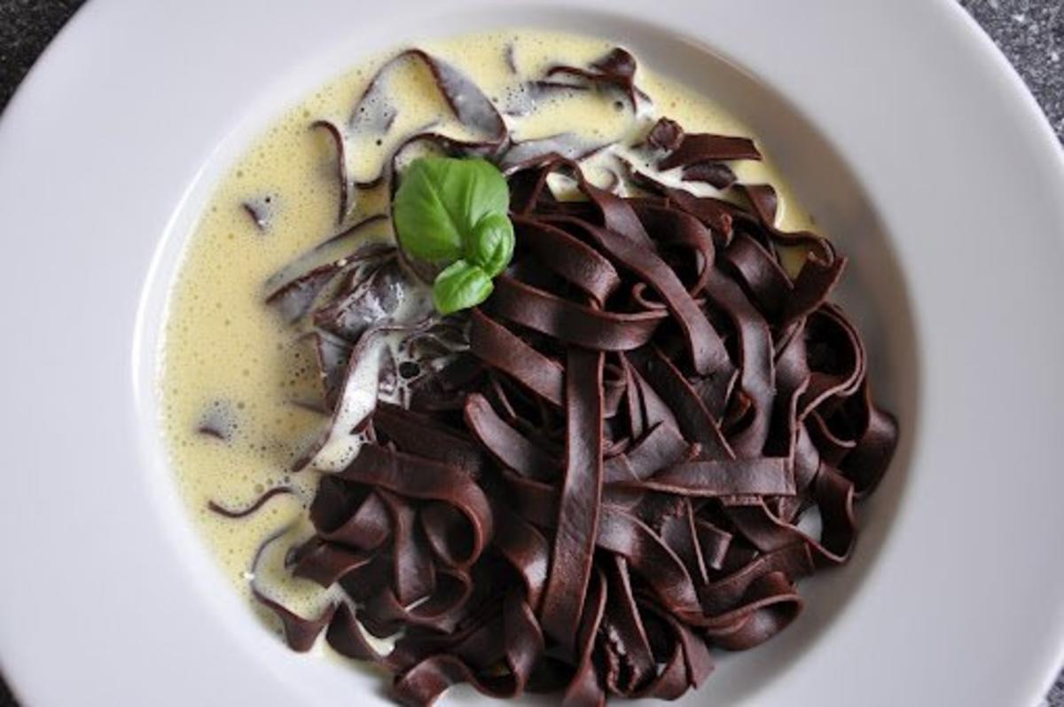 Schokoladennudeln mit Vanilleschaum - Rezept