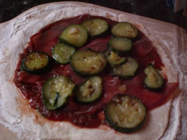 Rezept: Zucchini-Steinofenpizza mit Serranoschinken Bild Nr. 3 Zucchini-Steinofenpizza mit Serranoschinken - Rezept - Bild Nr. 3