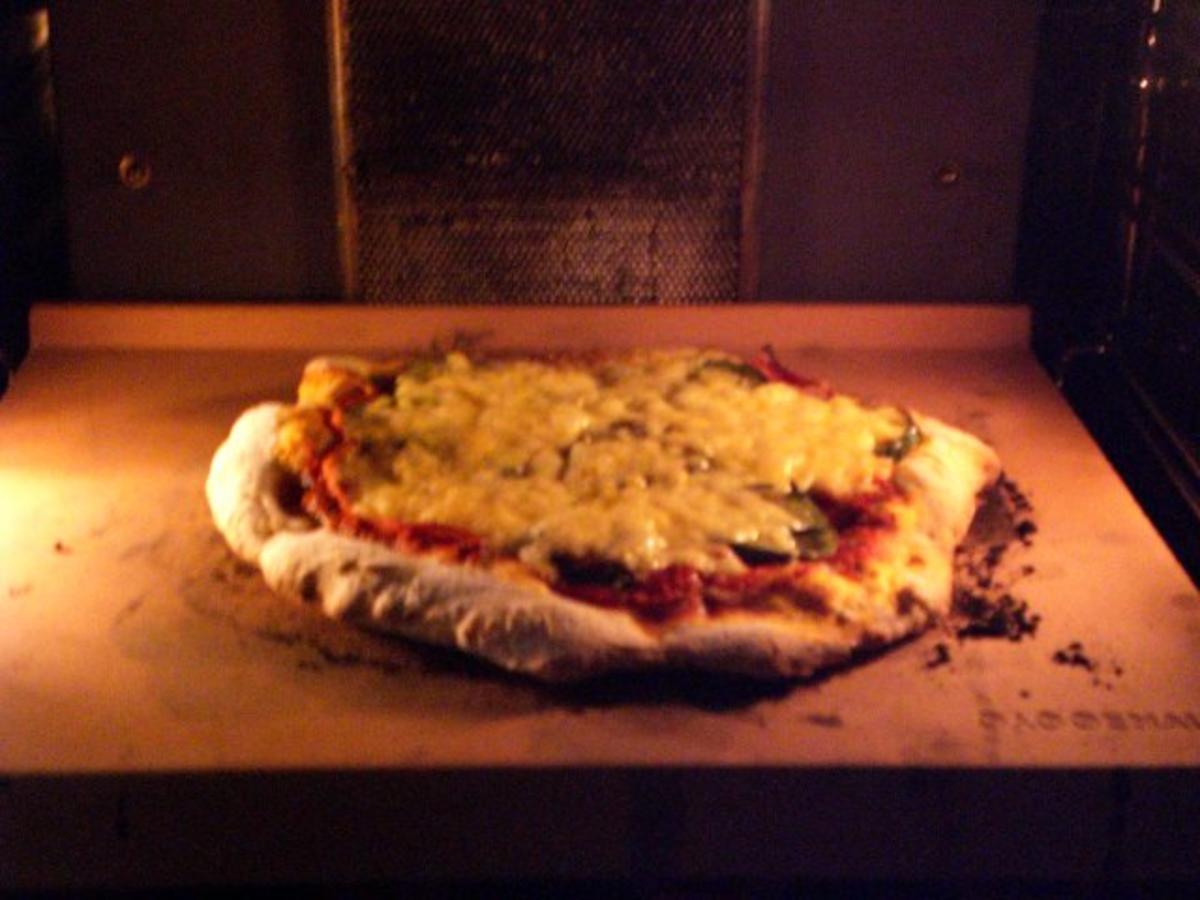 Zucchini-Steinofenpizza mit Serranoschinken - Rezept