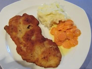 Wiener Schnitzel mit Sahnemöhren und Kartoffelpüree - Rezept