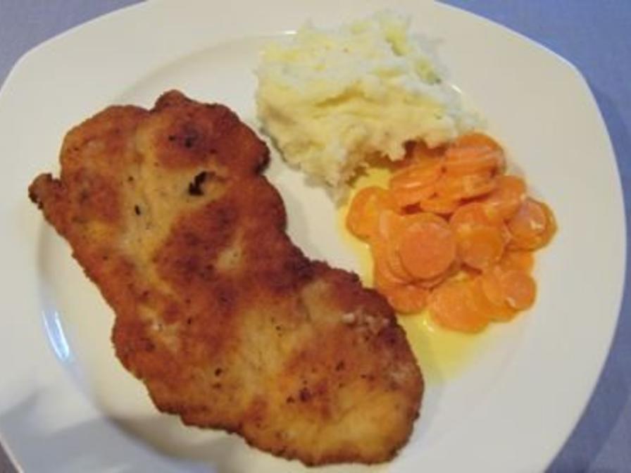 Wiener Schnitzel mit Sahnemöhren und Kartoffelpüree - Rezept - kochbar.de