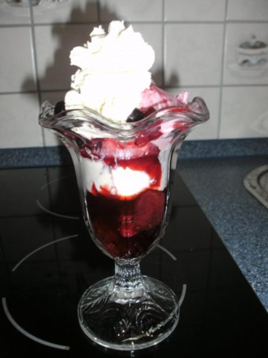 Eisbecher mit Beeren - Rezept mit Bild - kochbar.de