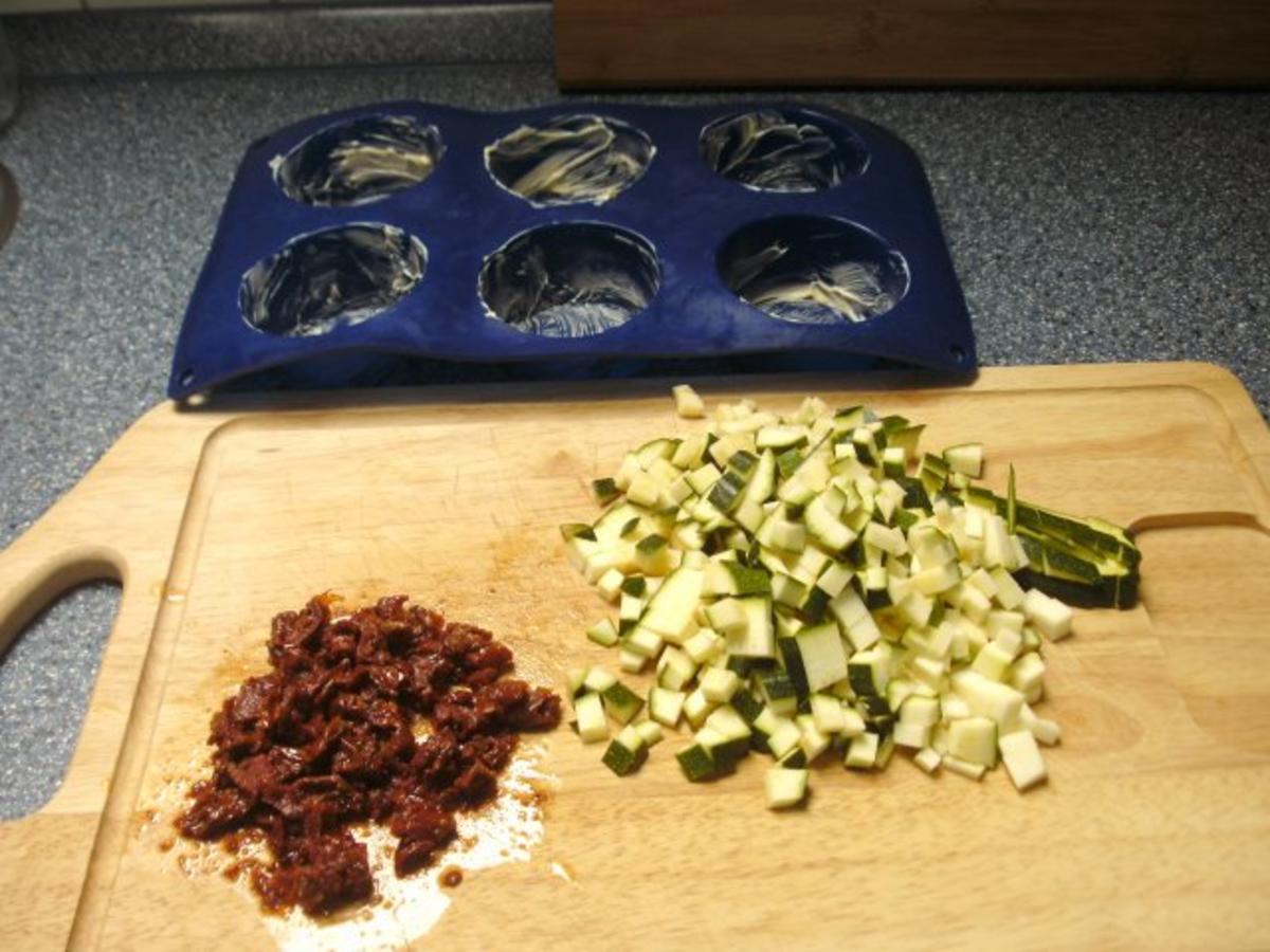 Spaghetti-Nester mit Tomatensoße - Rezept - kochbar.de