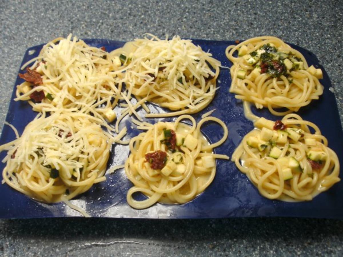 Spaghetti-Nester mit Tomatensoße - Rezept - kochbar.de