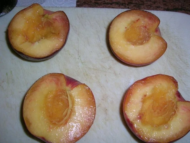 Gebackene Pfirsische mit Pistazien-Basilikum-Pesto - Rezept - Bild Nr. 3