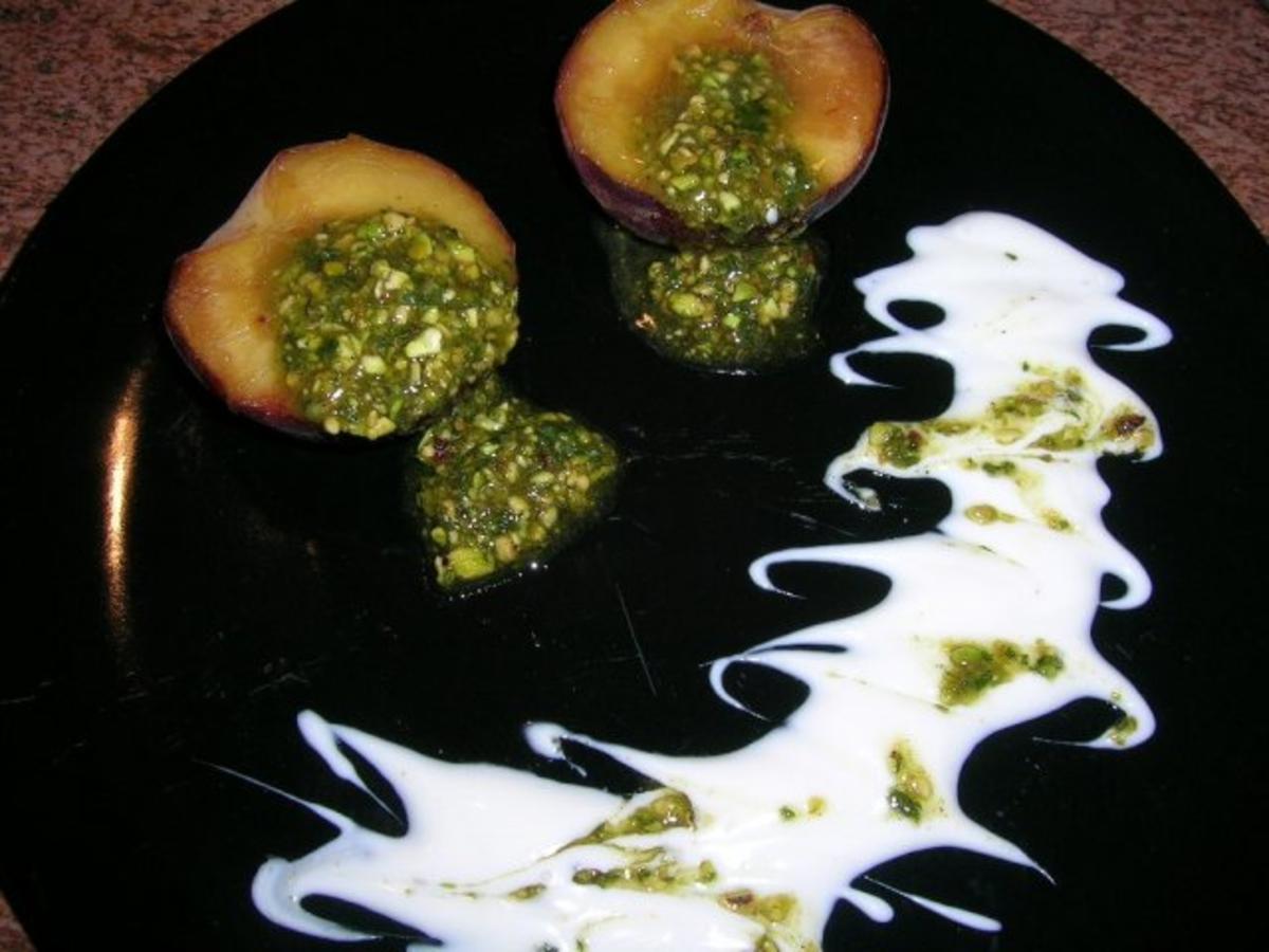 Gebackene Pfirsische mit Pistazien-Basilikum-Pesto - Rezept - kochbar.de