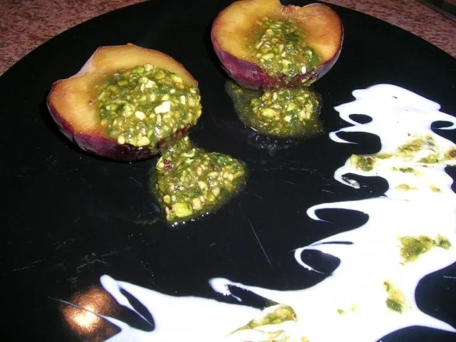 Gebackene Pfirsische mit Pistazien-Basilikum-Pesto - Rezept