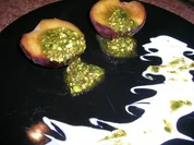 Gebackene Pfirsische mit Pistazien-Basilikum-Pesto - Rezept