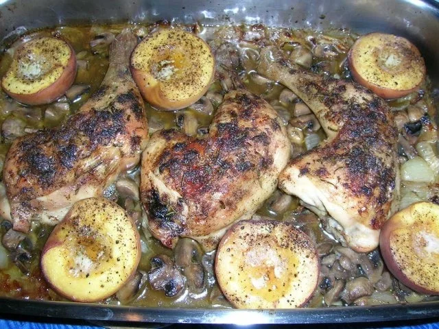 Rezept: Hähnchenschenkel mit Sektschwips, Rosmarin und Pfirsischen - eine leckere Pfanne - Hähnchenschenkel mit Sektschwips, Rosmarin und Pfirsischen - eine leckere Pfanne - - Rezept