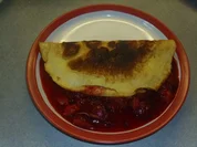 Gerollte Eierkuchen mit Pflaumen Füllung - Rezept