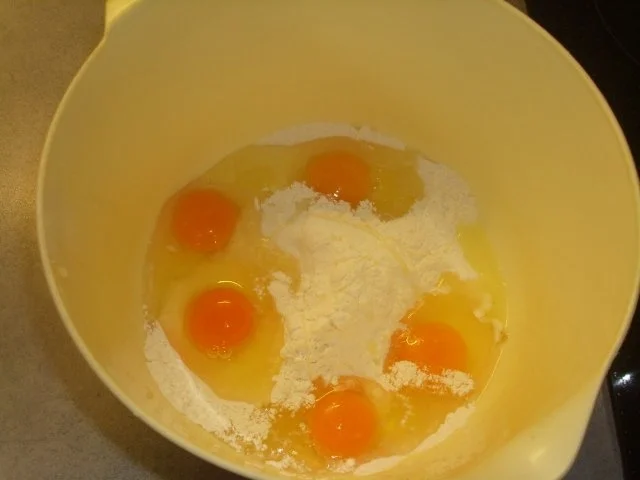 Gerollte Eierkuchen mit Pflaumen Füllung - Rezept - Bild Nr. 2