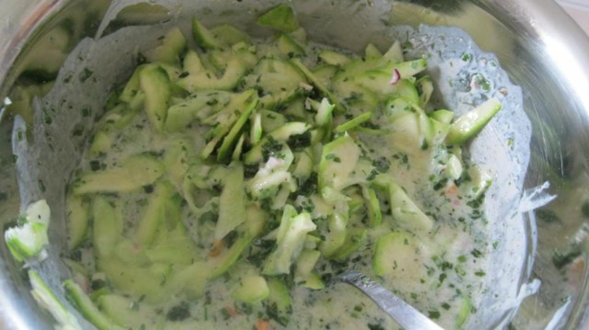 Zucchini-Gurkensalat mit raffiniertem Sahne-Kräuter- Dressing - Rezept