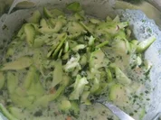 Zucchini-Gurkensalat mit raffiniertem Sahne-Kräuter- Dressing - Rezept