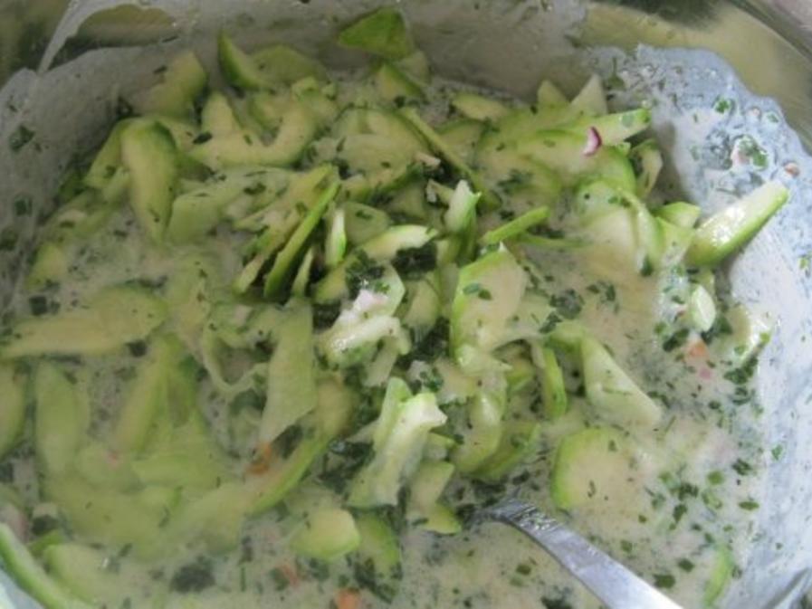 Zucchini-Gurkensalat mit raffiniertem Sahne-Kräuter- Dressing - Rezept ...