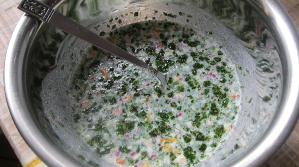 Zucchini-Gurkensalat mit raffiniertem Sahne-Kräuter- Dressing - Rezept - Bild Nr. 2