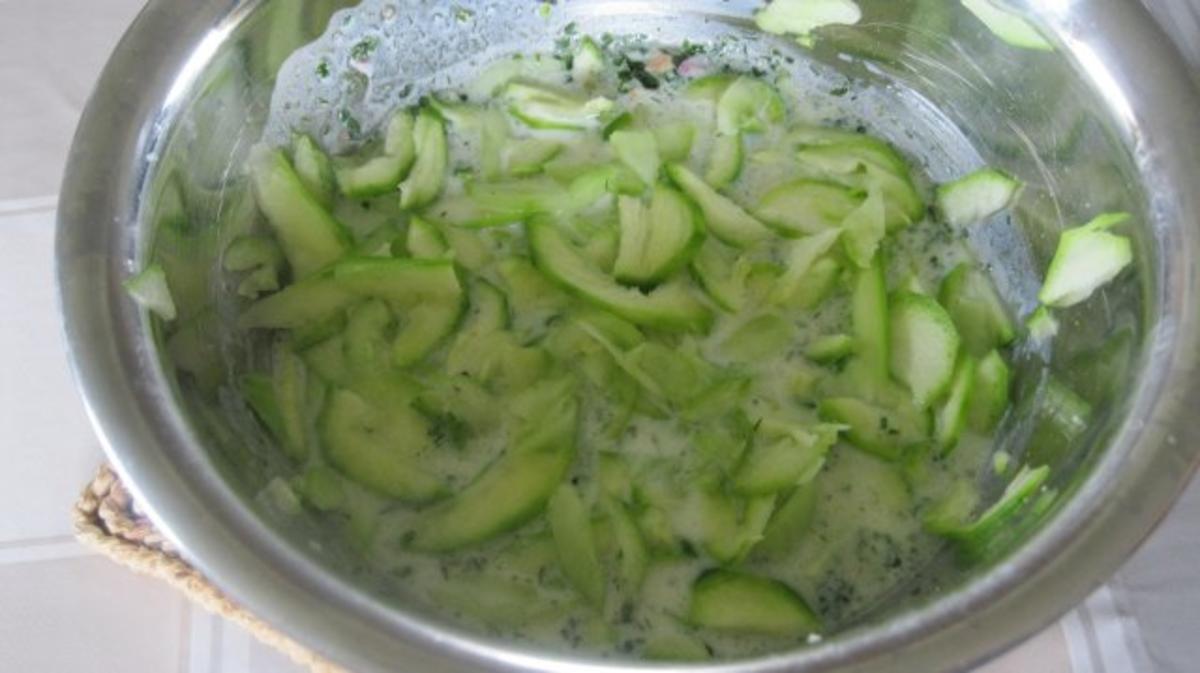 Zucchini-Gurkensalat mit raffiniertem Sahne-Kräuter- Dressing - Rezept ...
