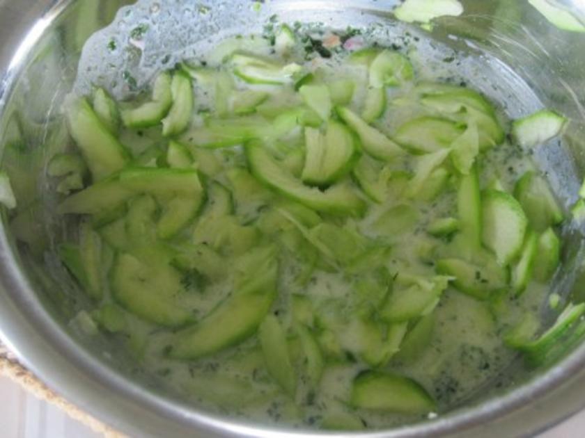 Zucchini-Gurkensalat mit raffiniertem Sahne-Kräuter- Dressing - Rezept ...