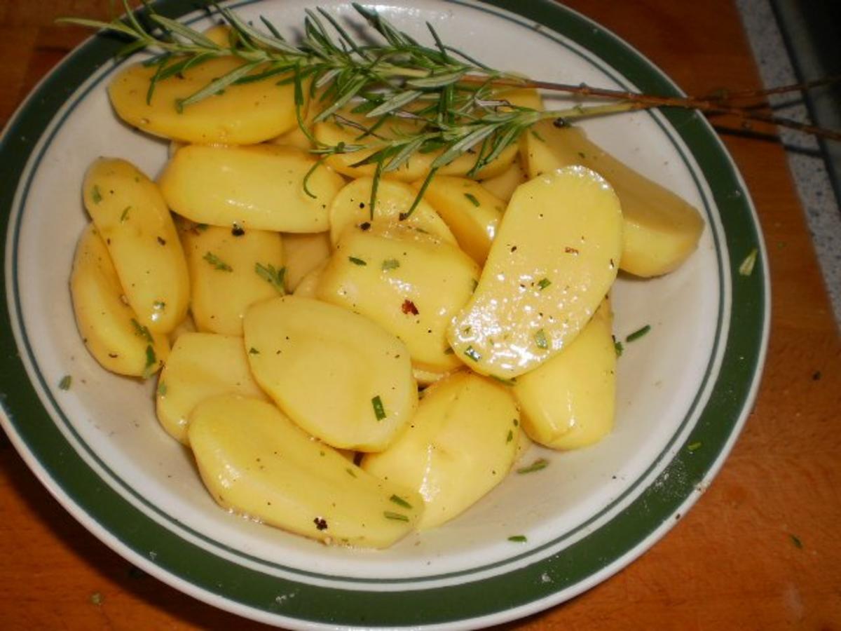Hähnchenkeulen mit Rosmarin-Kartoffeln - Rezept - Bild Nr. 4