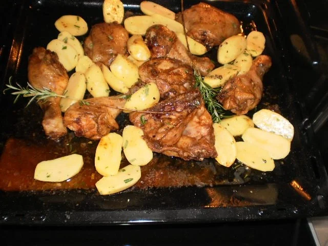 Hähnchenkeulen mit Rosmarin-Kartoffeln - Rezept - Bild Nr. 6