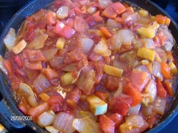 Schnitzel mit mediterraner Beilage - Rezept