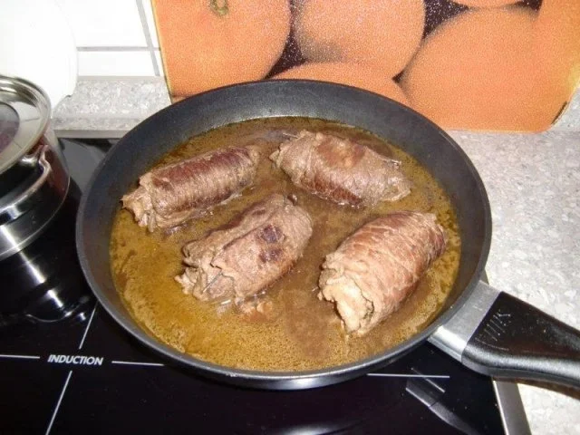 Rinderrouladen mit gefüllten Knödeln und Rotkohl - Rezept