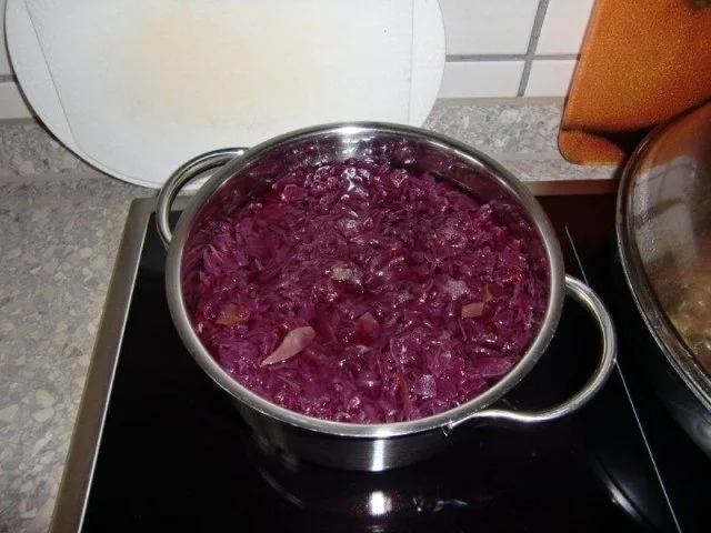 Rinderrouladen mit gefüllten Knödeln und Rotkohl - Rezept - Bild Nr. 5