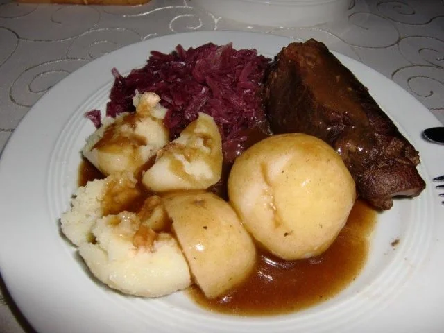 Rinderrouladen mit gefüllten Knödeln und Rotkohl - Rezept - Bild Nr. 6