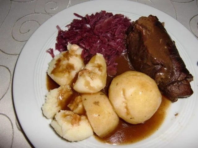 Rinderrouladen mit gefüllten Knödeln und Rotkohl - Rezept - Bild Nr. 7